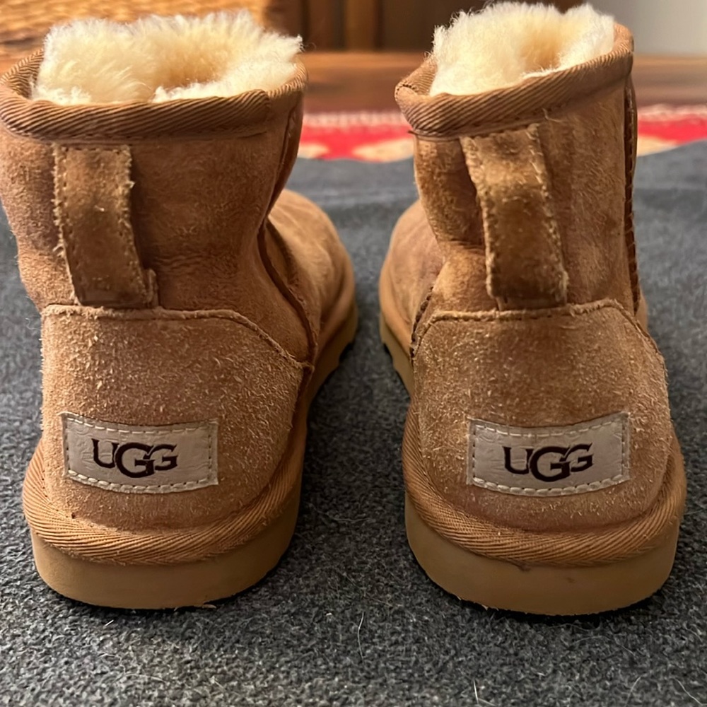 UGG - Classic Mini II (Little Kid/Big Kid) - Used size 4